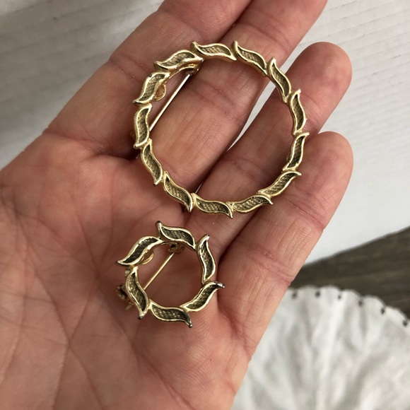 Vtg Gerry’s Leaf Wreath Shaped Brooch Pair - Picture 14 of 14